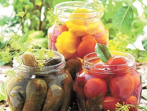 nakládané okurky a rajčata k odstranění parazitů