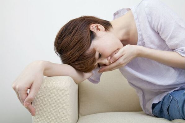 Nevolnost je častým příznakem helminthiázy
