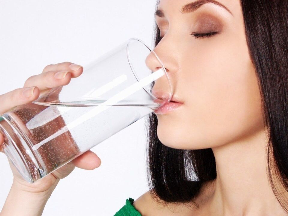 pít vodu před očistou těla od parazitů