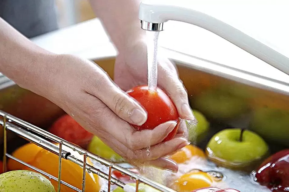 mytí zeleniny a ovoce, aby se zabránilo infekci červy