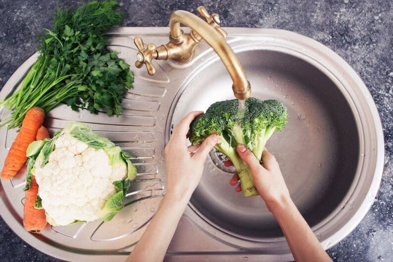mytí zeleniny, aby se zabránilo infekci červy